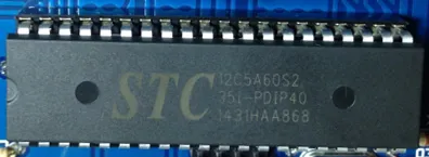 一枚 40 脚双列直插芯片，黑色封装上丝印“STC 12C5A60S2 35I-PDIP40 1431HAA868”