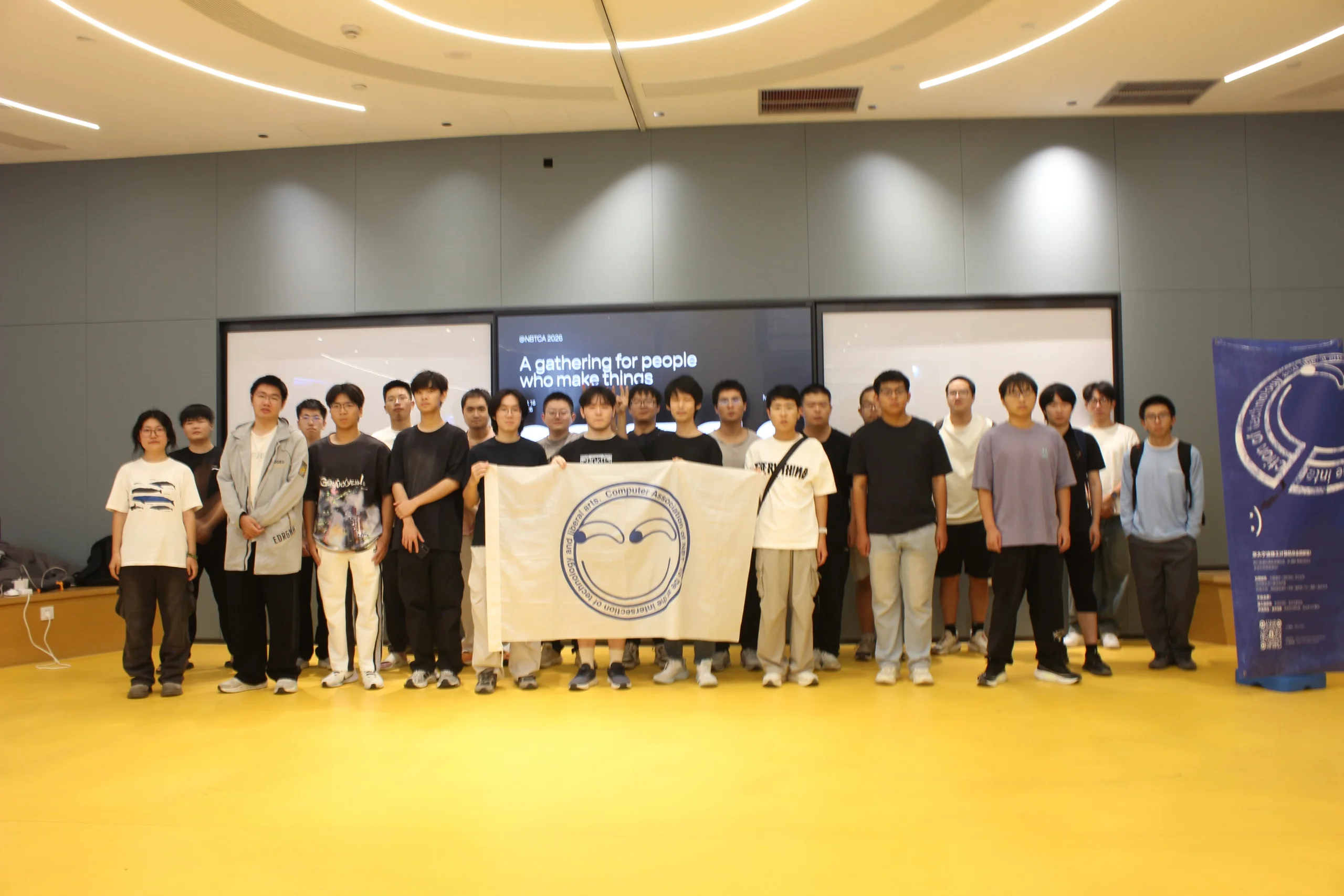 参与活动同学们的合照，有老登也有新同学