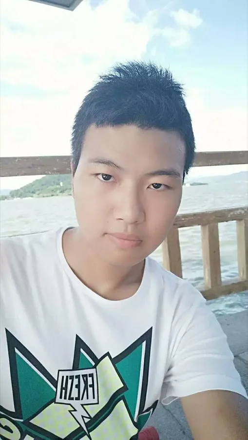桥边的自拍：一名穿白色印花 T 恤的男生逆光看向镜头
