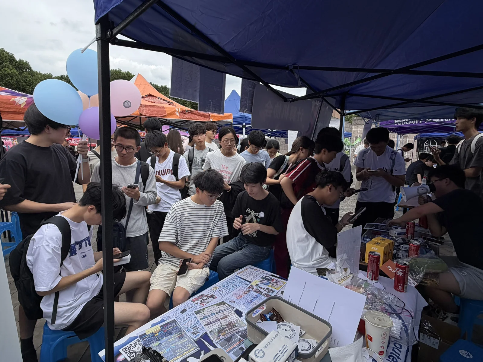 sheepkinn在给小登们介绍海报