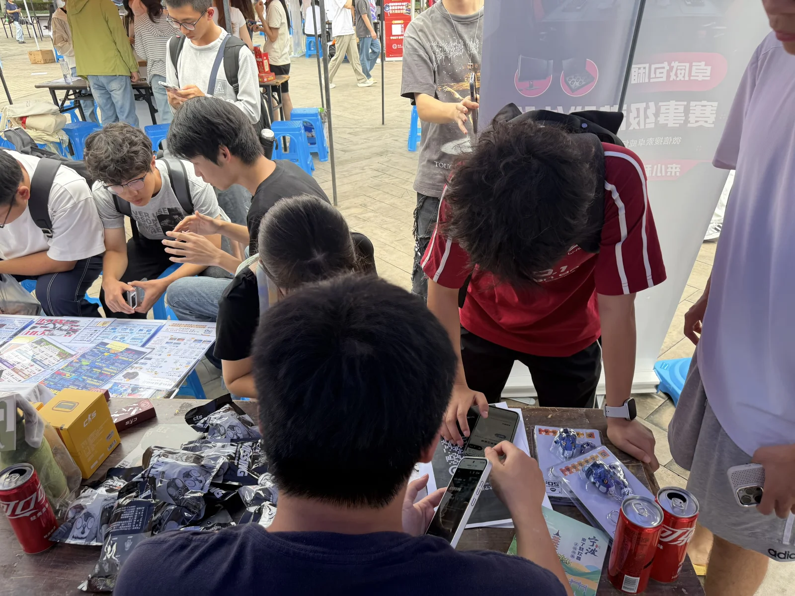 来电竞社摊位抽奖领取周边的同学们