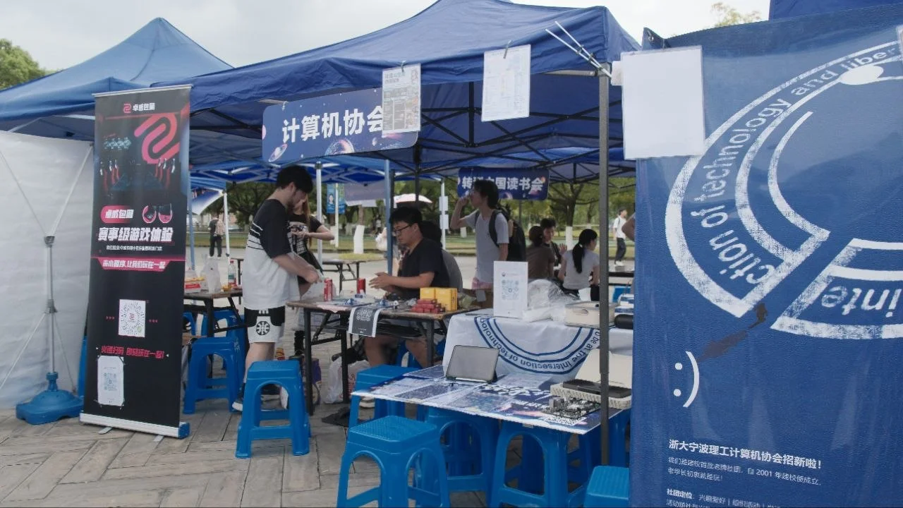 计算机协会的摊位图片1上面还有od打印的展示社员技能的海报