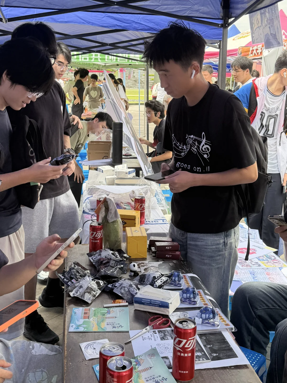 电竞社的摊位图片，上面摆满了周边物料